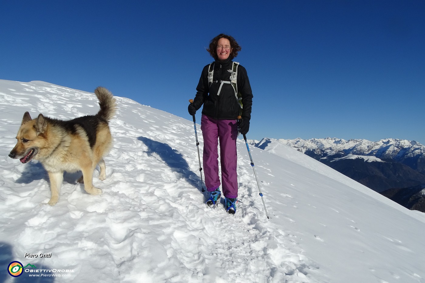 43 Sulla cima dell'Aralalta con alte cornici di neve non saliamo .JPG